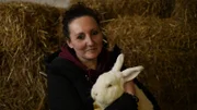 Jenny Breit von "Stark für Tiere" kümmert sich auch um gerettete Kaninchen.
