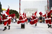 Während eines Weihnachtsmann-Flashmobs vor einer Bank, wird gleichzeitig die Bank von einem als Santa Claus verkleideten Mann überfallen.