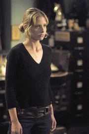 Buffy (Sarah Michelle Gellar) kann einen Angriff verhindern, doch ihre Kraft reicht nicht aus, um Willow zu besiegen, da diese jetzt eine Überhexe ist ...