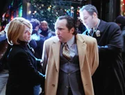 Detective Goren (Vincent D'Onofrio, r.) und Detective Eames (Kathryn Erbe) haben einen Haftbefehl gegen Harvey Grunewald (Casey Siemaszko).