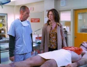 Sind bei einer Hinrichtung Fehler gemacht worden? Dr. Garret Macy (Miguel Ferrer) und Renee Walcott (Susan Gibney) untersuchen einen Toten.