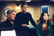 Als ein zweiter Drogenfall bei der Besatzung eines Flugzeugträgers auftritt, sind Gibbs (Mark Harmon, l.), Tony (Michael Weatherly, M.) und Kate (Sasha Alexander, r.) gefragt um diesem Vorfall nachzugehen ...