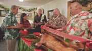 Feiern ein besonderes Weihnachtsfest: (v.l.n.r.) Duke Lukela (Dennis Chun), Dr. Noelani Cunha (Kimee Balmilero), McGarrett (Alex O'Loughlin), Flippa (Shawn Mokuahi Garnett) und Kamekona (Taylor Wily) ...