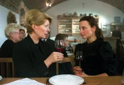 Julia versucht Anna Grabner zu trösten (v.li.: Christiane Hörbiger, Isabel Karajan).