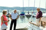 Paul Schott (Tim Wilde, mi.) sucht nach dem Mordmotiv. Dazu befragt er die Bootsbesitzer Anna Junker (Olivia Silhavy, l.) und Urs Egli (Pierre Siegenthaler, r.).