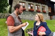Svea (Paula Kalenberg) versucht das Vertrauen des Bergbauern Grusch (Tobias Ofenbauer) zu gewinnen.