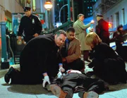 Goren (Vincent D'Onofrio) und Eames (Kathryn Erbe) untersuchen den Fall dreier Latinos, die mit derselben Waffe erschossen wurden.