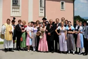 Die Hochzeitsgesellschaft von Joseph (Wilhelm Manske) und Rosi (Brigitte Walbrun) vor der Kirche.