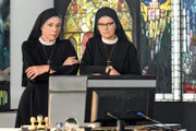 Oberin Theodora (Nina Hoger, l.) und Schwester Hildegard (Andrea Sihler, r.) sind nicht begeistert von Schwester Hannas Ausführungen im Podcast.