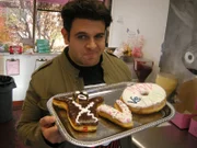 Dieses Mal dreht sich bei Adam Richman alles um Eis, Kuchen und Donuts. Er macht sich auf die Suche nach den leckersten süßen Köstlichkeiten des Landes - und wird fündig ...