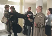 Freddy Schenk (Dietmar Bär) wollte einfach nur zur Bank gehen - und wird selbst Augenzeuge eines Überfalls mit Geiselnahme, bei dem er auch selbst in Schusslinie gerät.