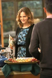 Nach der Lösung eines weiteren spannenden Mordfalls, feiert Brennan (Emily Deschanel) gemeinsam mit ihrem Team Thanksgiving.