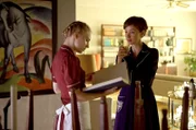 Bei Amy McCoy (Julia Koschitz) lernt Bauerntochter Marie (Elisa Schlott) eine ganz neue Welt kennen.
