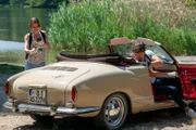 Lucy Elbe (Josephin Busch) und Alexander von Tal (Aleksandar Radenković) untersuchen das Auto des Verschwundenen.