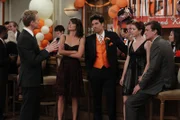 Rückblende an eine ganz spezielle Hochzeit: (v.l.n.r.) Barney (Neil Patrick Harris), Robin (Cobie Smulders), Ted (Josh Radnor), Marshall (Jason Segel) und Lily (Alyson Hannigan)  ...