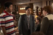 (v.l.n.r.) Eddie Huang (Hudson Yang); Louis Huang (Randall Park); Trent (Trevor Larcom)
