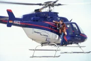 Tom (Rene Steinke) steht auf der Helicopterkufe und lässt Treibstoff auf den Kunsttransporter ab, um ihn zum Halten zu zwingen...
