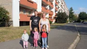 Tag und Nacht arbeiten und trotzdem reicht das Geld nicht - das ist das Leben von Stefanie (31) und Marco (27). Sie leben gemeinsam mit Steffis drei Kindern Laura (6), Leonie (3) und Lina (2) in Dresden.