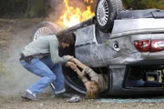 Ben (Tom Beck) rettet in letzter Sekunde Katrin (Isabell Gerschke), bevor der Wagen explodiert...