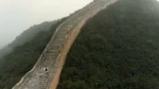 Meisterwerk der Baukunst oder Sinnbild für Größenwahn? Die Chinesische Mauer schlängelt sich über Tausende von Kilometern durchs Land. Angeblich kamen Hunderttausende beim Bau ums Leben.