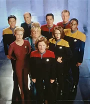 Captain Janeway (Kate Mulgrew,m.) und die Crew der Voyager.