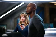 Kara alias Supergirl (Melissa Benoist, l.); James (Mehcad Brooks, r.)