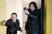 Ben (Tom Beck, re.) und Semir (Erdogan Atalay) verfolgen die Gangster und es kommt zur Schießerei...