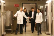 Brennan (Emily Deschanel, 2.v.l.) und Booth (David Boreanaz, 2.v.r.) lassen sich von Noah (Chris McGarry) und Michelle Summers (Kate Orsini) das Labor zeigen, in dem Tote eingefroren werden, um sie in einigen Jahren wiederzubeleben.
