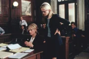Anwältin Alexandra Cabot (Stephanie March, r.) liefert ihrer Chefin Elizabeth Donnelly (Judith Light) Beweismaterial. Reicht es, um den Angeklagten vorzuladen?  +++