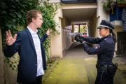Sven Bollmanns (Lukas Benjamin Engel) Flucht vor den Polizeibeamten ist missglückt. Alexa (Minh-Khai Phan-Thi) konnte ihn stellen.