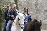 Semir (Erdogan Atalay, 2.v.li.) und Ben (Tom Beck, re.) setzen ihre Flucht mit Flensmann (Christian Tramitz) auf Pferden fort...