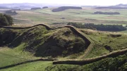 Eine Mauer gegen die wilden Kelten: Der Hadrianswall zwischen England und Schottland sollte das Römische Reich vor den Stämmen aus dem Norden schützen.