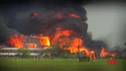 Das Sektenhauptquartier Mount Carmel Center in Waco wird bei einem Brand zerstört.