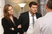 Brennan (Emily Deschanel) und Booth (David Boreanaz) suchen ein Labor auf, das Tote einfriert, um sie in einigen Jahren wiederzubeleben. Offensichtlich hatte das Opfer zu dem Betreiber der Einrichtung ein sehr enges Verhältnis.