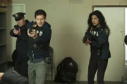 Jake (Andy Samberg, M.) und Rosa (Stephanie Beatriz)