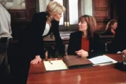 Oberstaatsanwältin Elizabeth Donnelly (Judith Light, l.) gibt ihrer Kollegin Gina Bernardo (Illeana Douglas) zu verstehen, dass ihr Mandant schuldig ist.  +++