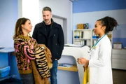 Imani (Féréba Koné, r.) wird nachdenklich, als Daniela (Berrit Arnold) und Henning (Stefan Bockelmann) finden, dass ihr Patient eine zweite Chance verdient hat.   +++