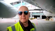 Der Follow-Me-Fahrer Mario Hahn; er sorgt am Flughafen Frankfurt für Sicherheit auf dem Vorfeld.