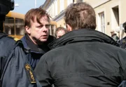 Kurt Wallander (Krister Henriksson, Mitte) vermutet, dass ein früherer Kollege zum Verbrecher geworden ist.