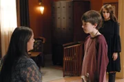 Ned (Tyler Patrick Jones, M.) erzählt seiner Mutter Delia (Camryn Manheim, l.) von seinen seltsamen Erlebnissen. Wird Delia Melinda (Jennifer Love Hewitt, r.) endlich glauben, was ihre Fähigkeiten betrifft?