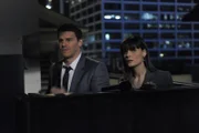 Booth (David Boreanaz, l.); Brennan (Emily Deschanel, r.)