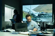 REENACTMENT - Der Systemermittler (gespielt von Daniel Stolfi) und der leitende Ermittler (gespielt von Preeti Torul) untersuchen die Flugdaten des PenAir-Flugs 3296, um herauszufinden, warum die Saab 2000 mit 42 Menschen an Bord nach einer Landung auf dem Flughafen von Unalaska im Jahr 2019 nicht auf der Landebahn zum Stehen kommen konnte. (Cineflix 2023/Shay Markowitz)