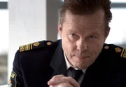 Kurt Wallander (Krister Henriksson) hat die Uniform für einen Polizeiball angelegt.