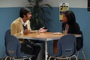 Howard versucht, Raj (Kunal Nayyar, l.) durch eine Party in der Universität abzulenken, und Raj feiert erste Erfolge mit seinem neuen Selbstvertrauen, als er Janine (Regina King, r.) kennenlernt ...