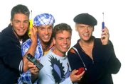 In den 90er Jahren gab es die ersten Mobiltelefone. Die niederländische Boygroup "Caught in the Act" mit Handys.