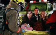 (v.l.): Ein Feuerwehrmann (Darsteller unbekannt), Jack (Shaun Johnston, liegend), Lou (Michelle Morgan), Scott (Nathaniel Arcand) und Amy (Amber Marshall)