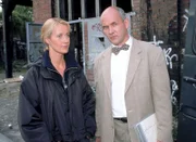 Staatsanwältin Glaser (Britta Schmeling) versucht von dem Gerichtsmediziner Dr. Duhler (Klaus Schindler) Einzelheiten über den Tathergang zu erfahren.