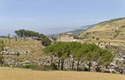 Sizilien, Landschaft mit Tempel (Segesta).