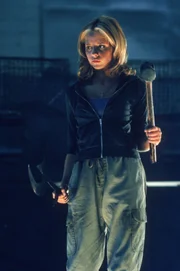 Buffy (Sarah Michelle Gellar) ist für den Kampf gegen die Dämonen gerüstet.