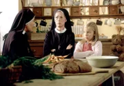 In der Klosterküche: Jutta Speidel als Schwester Lotte, Karin Gregorek als Schwester Felicitas, Laura Borlein als Trudi